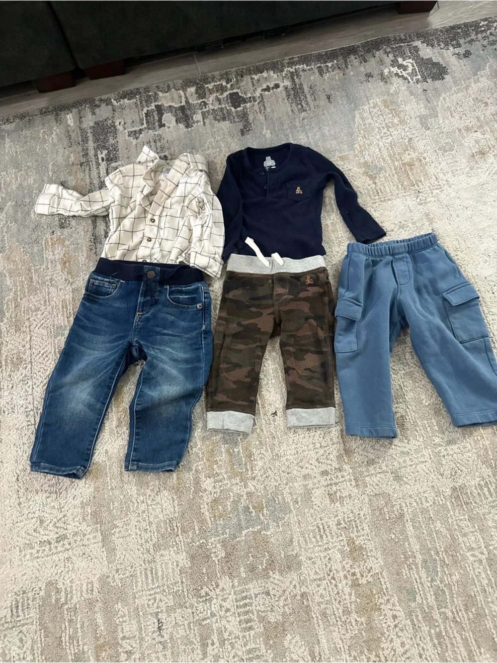 5 piece Gap bundle of baby boy 12-18 month clothes.
